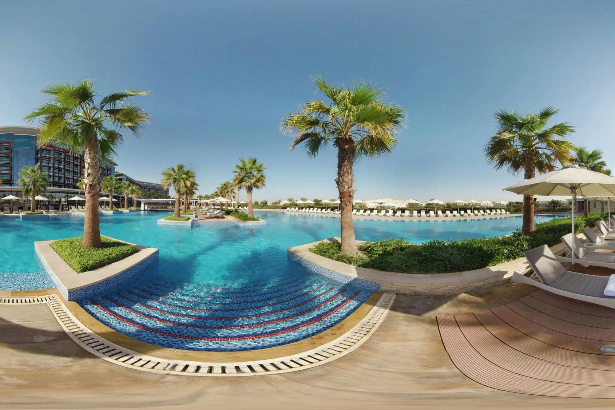 Marriott Hotel Al Forsan, Abu Dhabi Exterior foto A 360° panorama of the pool at the Hilton Sharm El Sheikh Resort