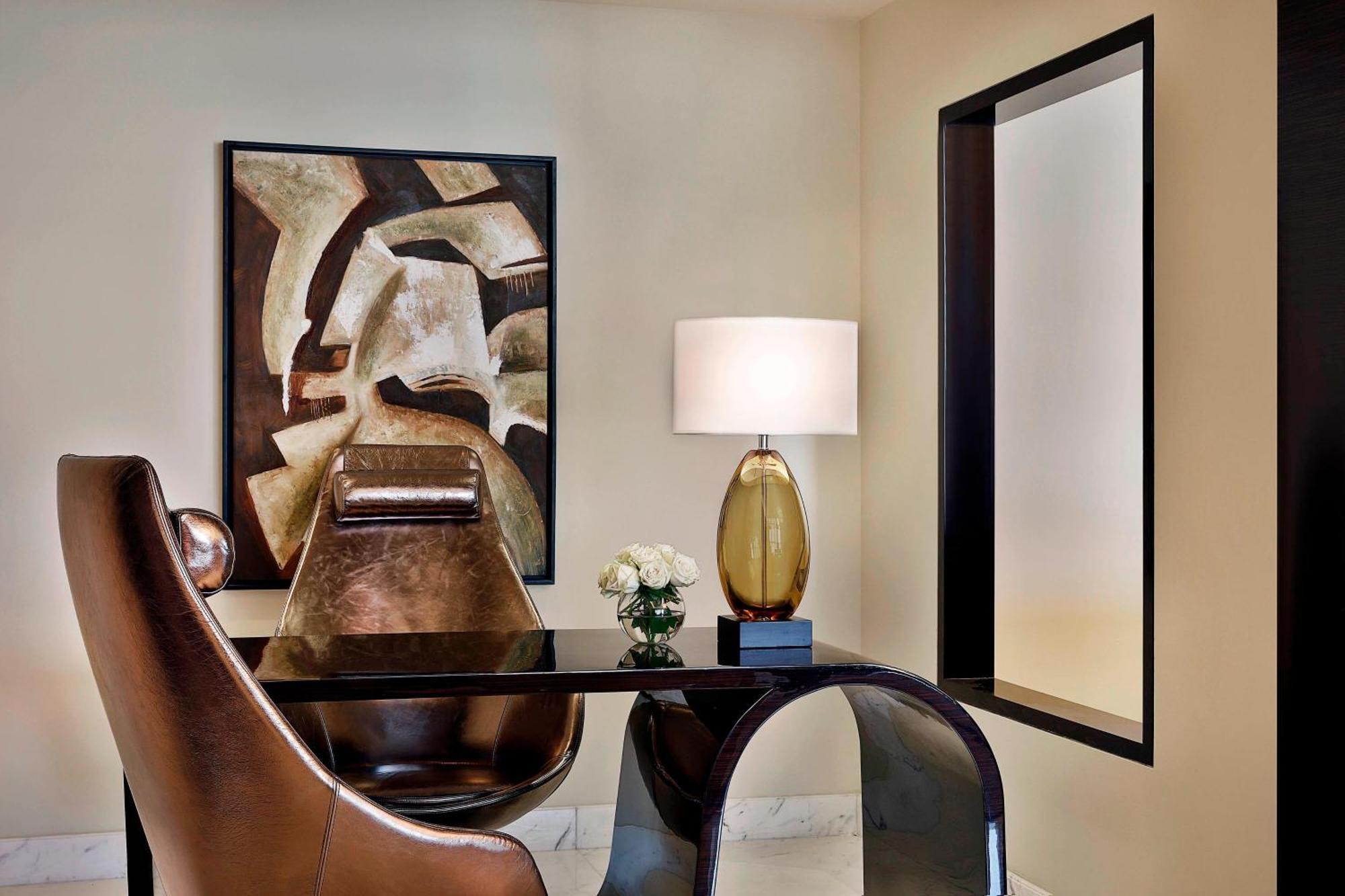 Marriott Hotel Al Forsan, Abu Dhabi Exterior foto A room with a table and chairs